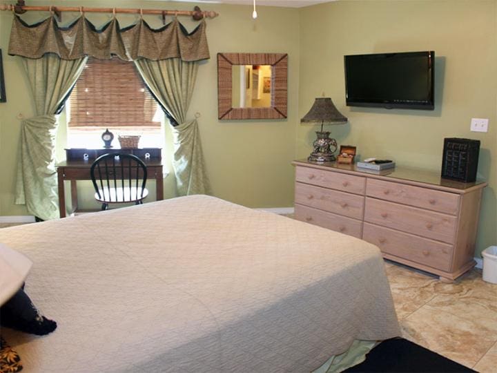 Our rental condo Guest bedroom | Beach Condos in Destin #