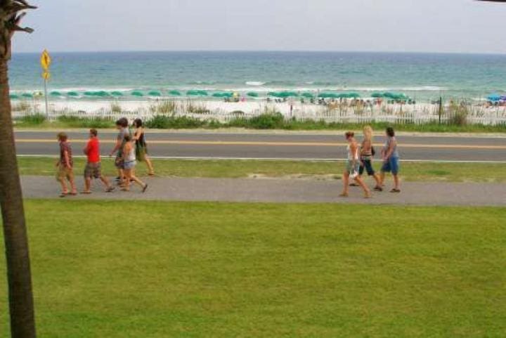 Walking Path at Maravilla 1A | Beach Condos in Destin #