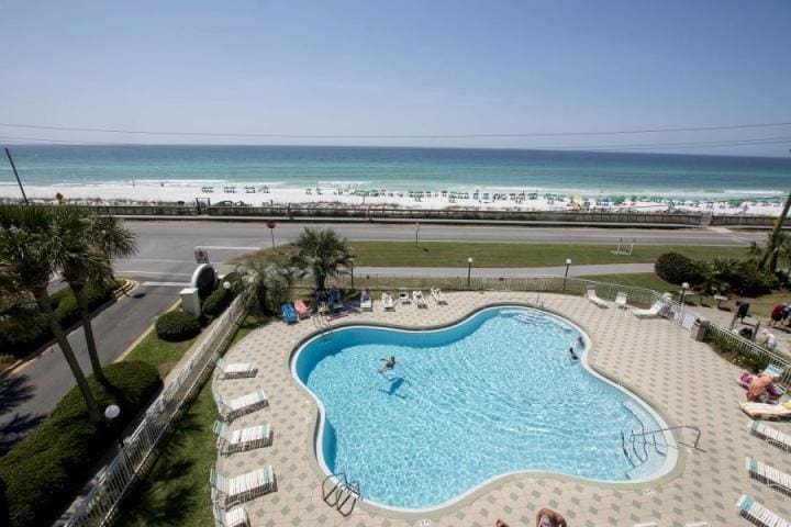 maravilla south pool | Beach Condos in Destin #beach pool destin