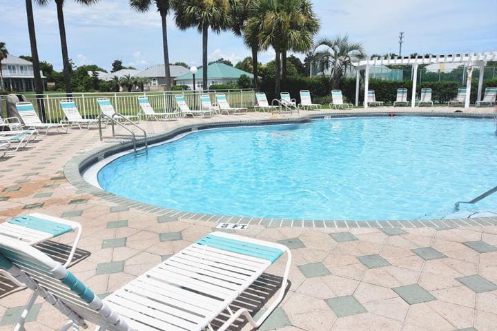 maravilla-pool | Beach Condos in Destin #