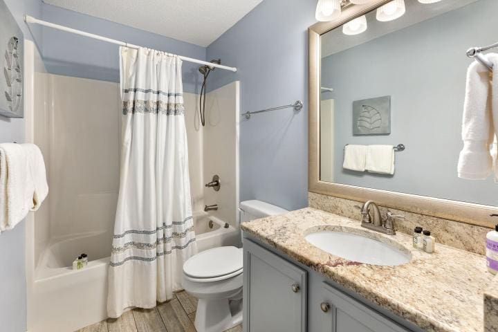 Crystal View 102 Web Size-4_1 | Beach Condos in Destin #crystal view guest bedroom bathroom 2