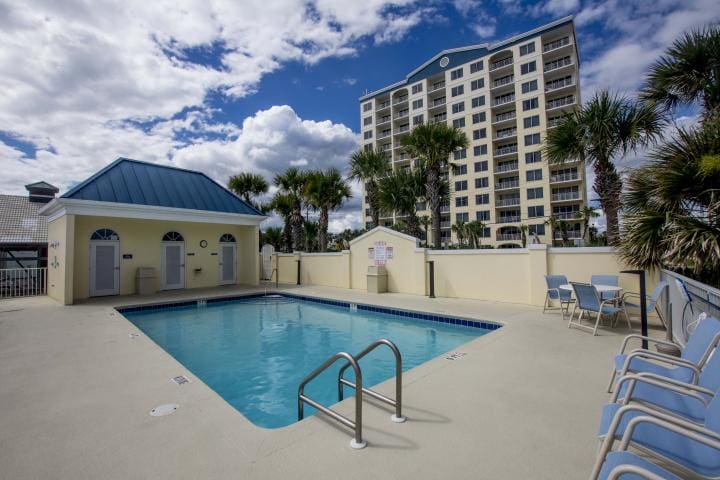 Leeward Key Pool | Beach Condos in Destin #