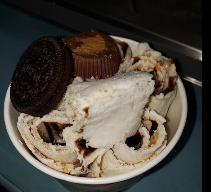 Screenshot 2026-04-29 113530 | Beach Condos in Destin The Best Ice Cream in Miramar Beach and Destin #Scoops of cookies-and-cream ice cream in a cup topped with an Oreo cookie and a peanut butter cup candy on top.